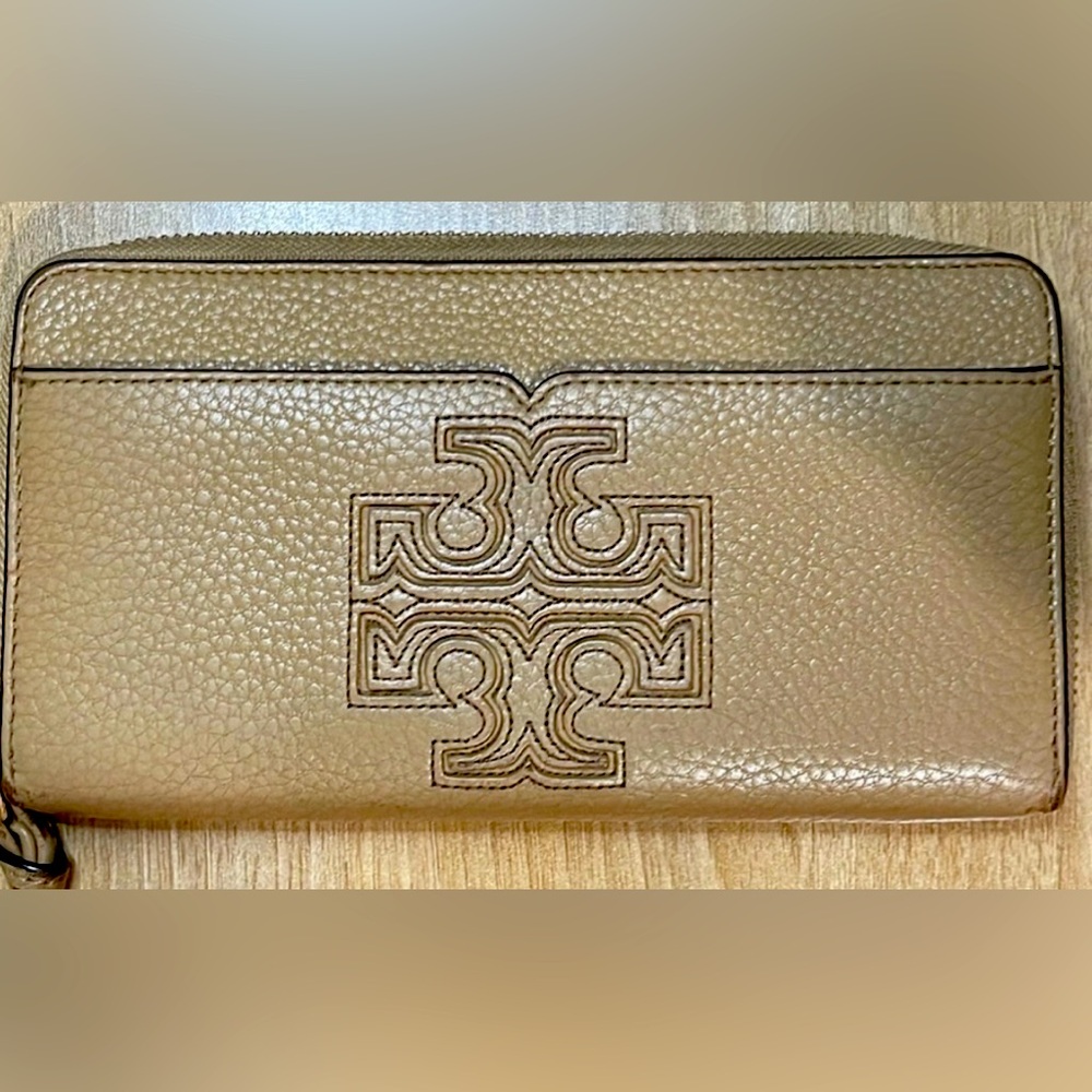 Tory Burch Long wallet EUC